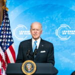 Biden verso i 100 giorni, ma solo il 52% approva il suo operato