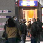 Milano gialla, in coda all’alba fuori dal cinema per vedere un film