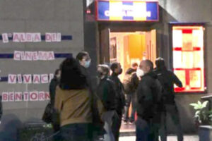 Milano gialla, in coda all’alba fuori dal cinema per vedere un film