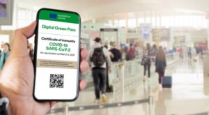 Certificati vaccinali, da guarigione o di negatività: il sistema valido per gli spostamenti presto esteso agli ospedali