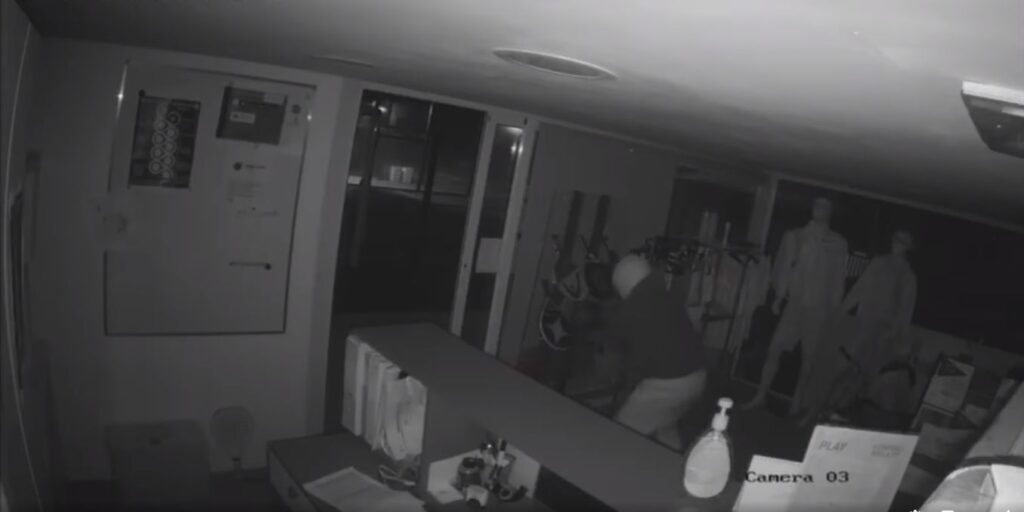 Siracusa, rubano pure le racchette da padel VIDEO