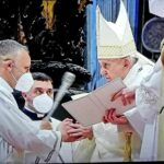 L'ex barista e il Papa: l'immagine che racconta la storia di una vita