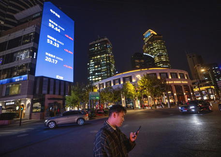 Borsa: Hong Kong positiva, apre a +0,29%