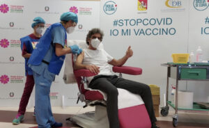 Vaccini, sono gli anziani che remano contro, Sicilia 4° negli under 70
