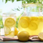 Bere acqua e limone ogni giorno: 5 motivi per farlo