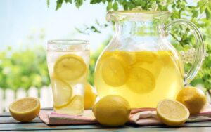 Bere acqua e limone ogni giorno: 5 motivi per farlo