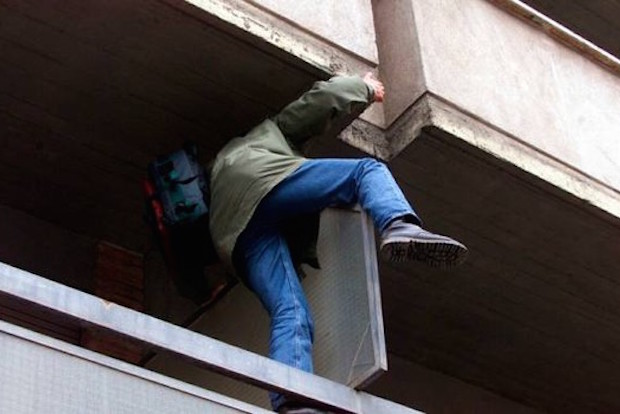 Vittoria, ladri arrampicati come l’Uomo Ragno, arrestati