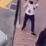 Migrante preso a sprangate in strada, il video è scioccante