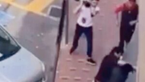 Migrante preso a sprangate in strada, il video è scioccante