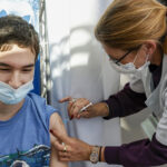 Vaccini Sicilia: via agli over 16 con patologie, posticipati i richiami