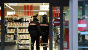 Suocero e genero positivi, a fare la spesa al supermercato: denunciati