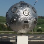 A Enna opera artista Rocca contro satelliti in disuso