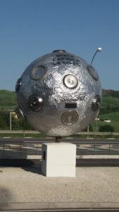 A Enna opera artista Rocca contro satelliti in disuso