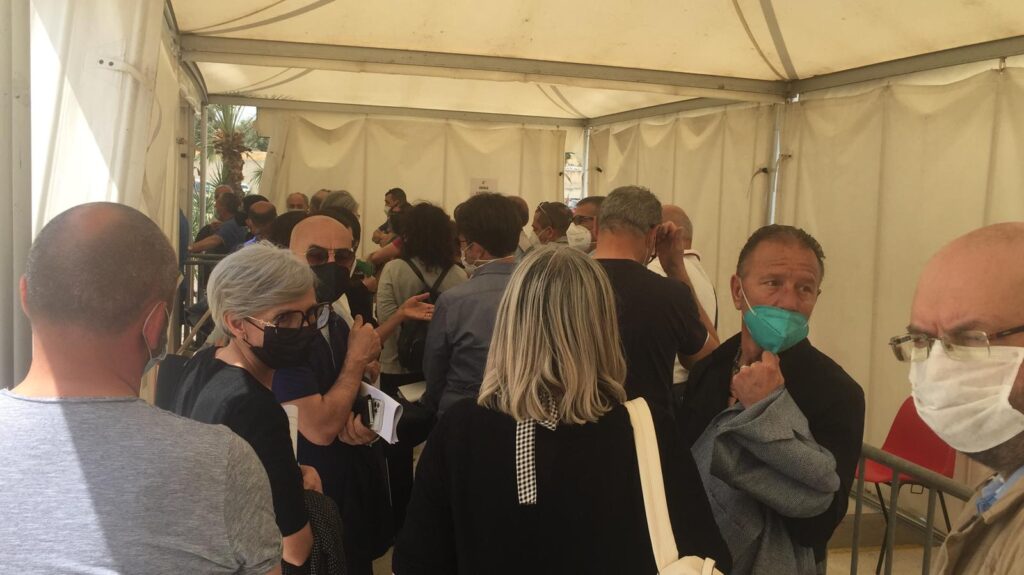 Vaccini, prenotati e non prenotati, tutti insieme all'Hub