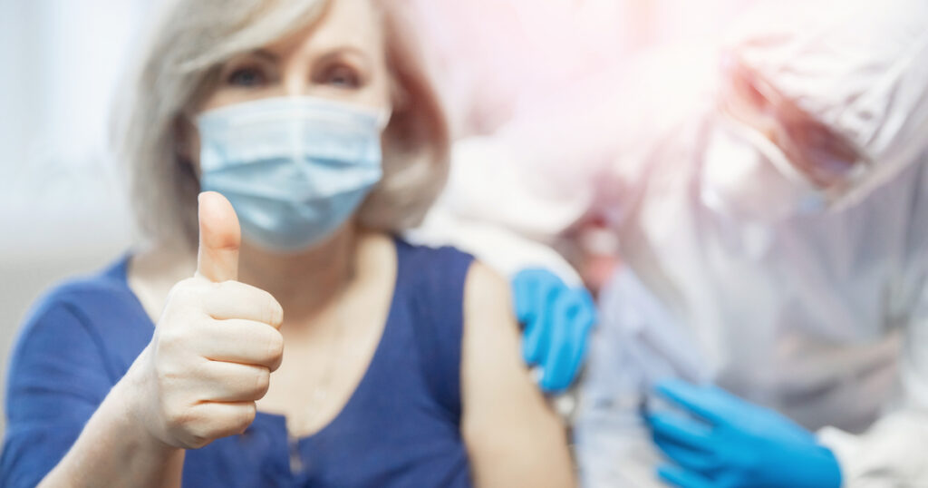 Covid, risultato vaccini: -80% di contagi, -95% di decessi