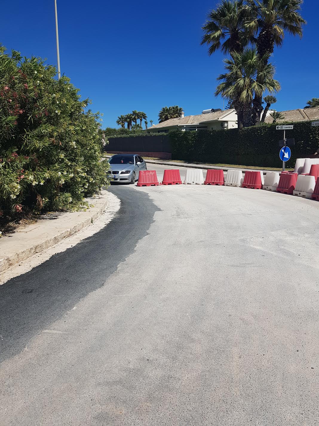 Gli automobilisti incivili nella costruenda pista ciclabile Casuzze. FOTO