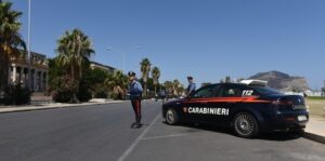 Auto contro vetrina, tentato furto al negozio Louis Vitton