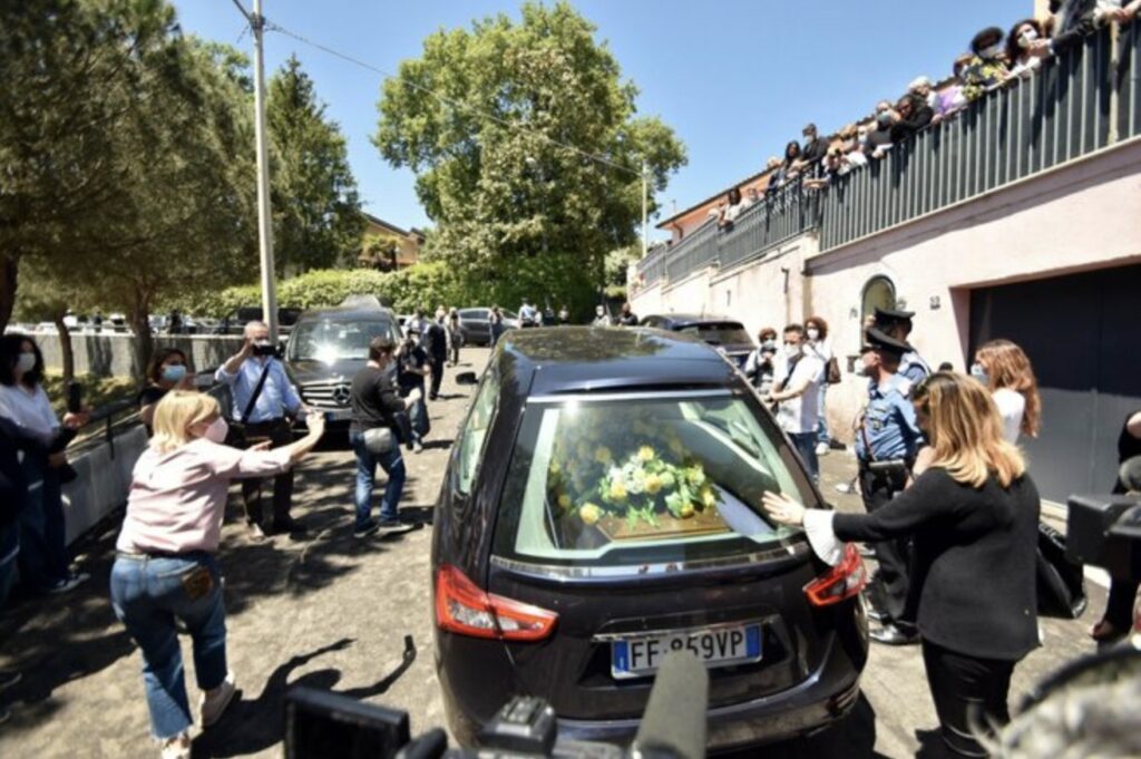 Le mani sui vetri del carro funebre per salutare Battiato