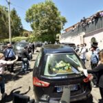 Le mani sui vetri del carro funebre per salutare Battiato