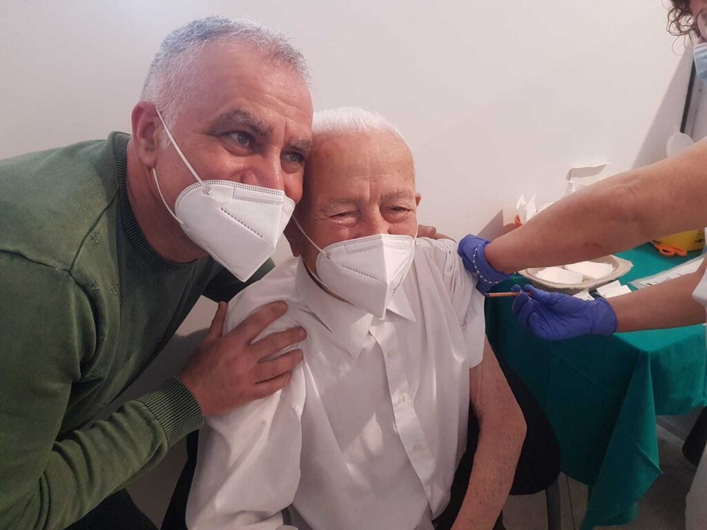 Porta un anziano, vinci un vaccino: l&rsquo;ultima carta di Musumeci