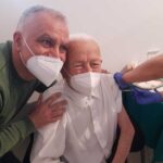 Porta un anziano, vinci un vaccino: l’ultima carta di Musumeci
