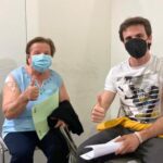 Vaccini: Daniele e Maria, giovane e anziana insieme per dose