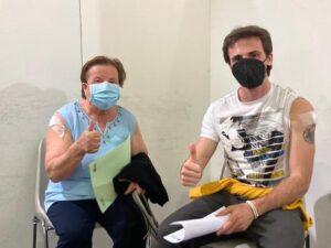 Vaccini: Daniele e Maria, giovane e anziana insieme per dose