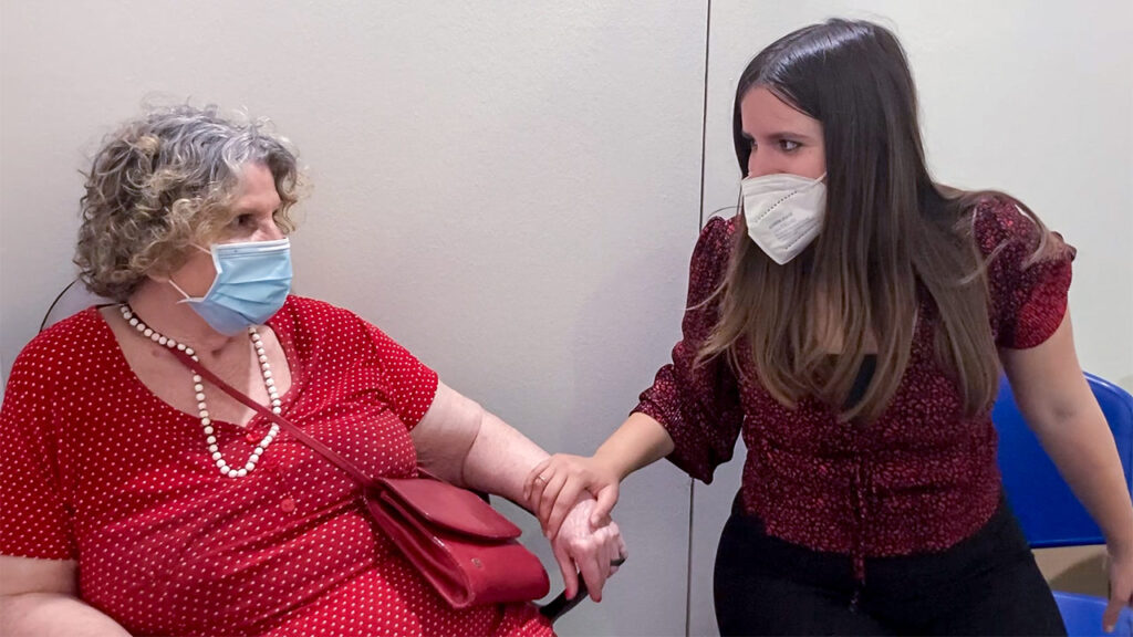 Vaccini Sicilia, giovani e vecchi insieme all&rsquo;hub: code pure a Modica VIDEO