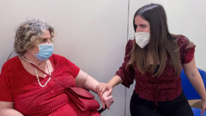 Vaccini Sicilia, giovani e vecchi insieme all’hub: code pure a Modica VIDEO