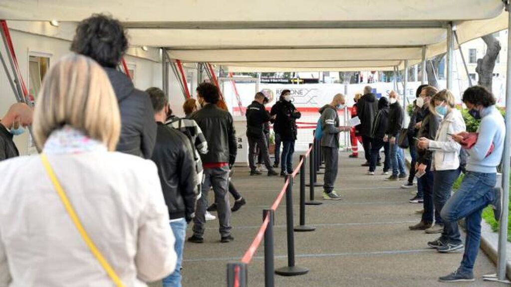 Vaccini sold out: appuntamenti rimandati, prenotazioni over 30 a giugno