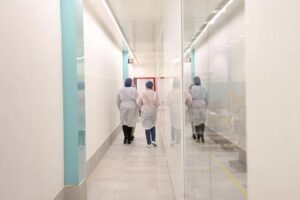 Covid: salgono positivi,calano morti