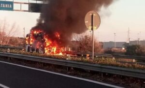 Va a fuoco un bus sulla Palermo-Catania, in salvo i passeggeri