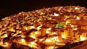 Sicilia, una nuova zona rossa e due proroghe: da 10 a 4 in due giorni