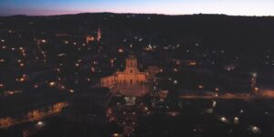 La città apre gli occhi: in volo su Modica, alle prime luci dell’alba VIDEO