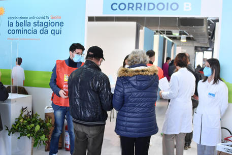 Vaccini: birra in hub, per commissione Sanità è diseducativo