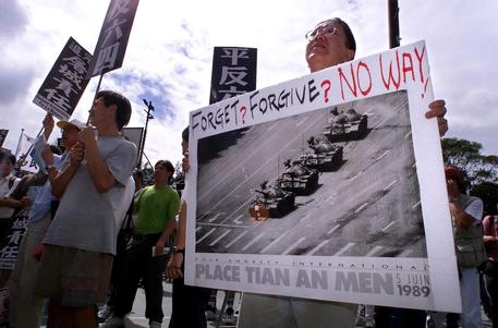 Tienanmen: tensione a Hong Kong, blindati e cannone ad acqua