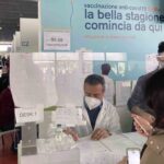 I 50enni superano i 60enni, le farmacie diventano hub, Open Astrazeneca ancora fino a domani
