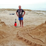 Antonio Iannini, lo scultore di sabbia, torna a Punta Secca