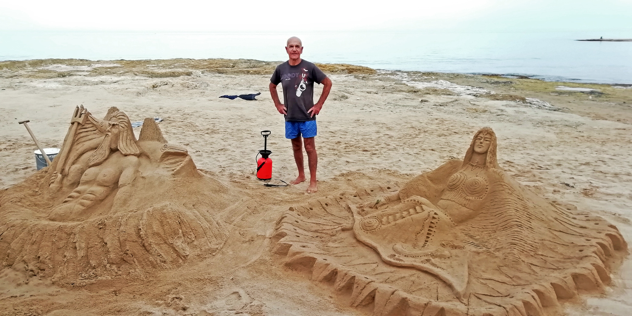 Antonio Iannini, lo scultore di sabbia, torna a Punta Secca. FOTO