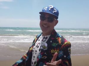 Mister Max fa la parodia a Checco Zalone e a La Vacinada