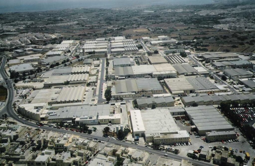 Ancora non sono state rese note le generalit&agrave; del 40enne, volato gi&ugrave; dal tetto di una fabbrica