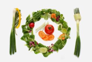 La scienza svela i “poteri” della dieta vegana: riduce il peso corporeo e aiuta a tenere sotto controllo il colesterolo