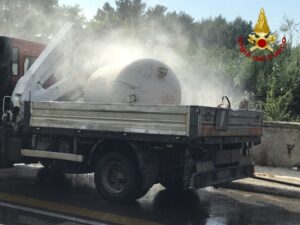 Fuga gas da furgone che trasportava Gpl,intervenuti pompieri