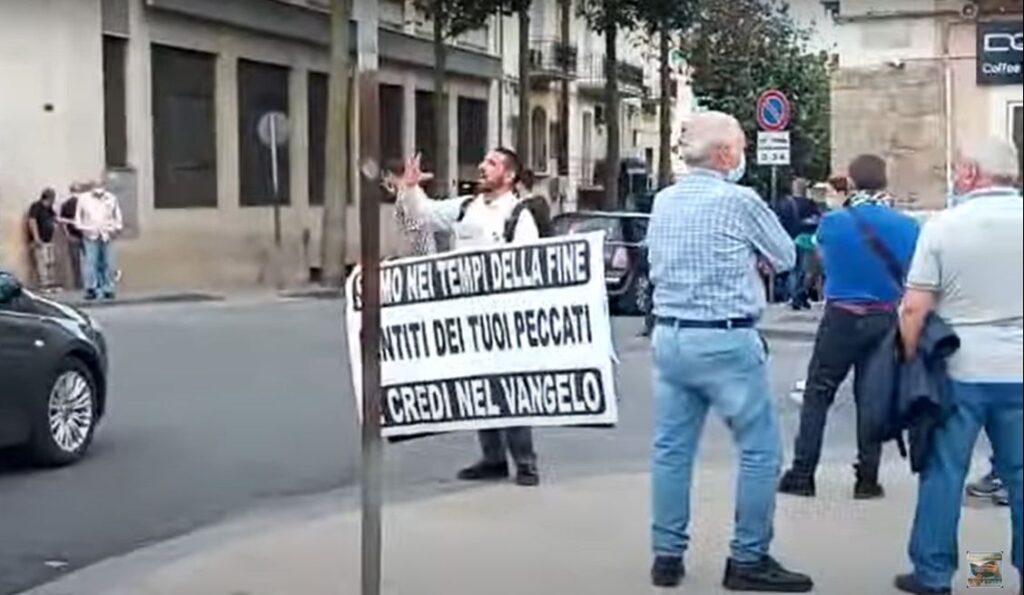 Gela, &egrave; tornato il Messia: urla a perdifiato, il pulpito &egrave; la piazza VIDEO