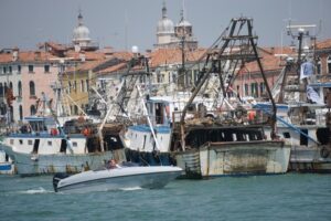 Venezia, in Canale Giudecca la protesta dei pescherecci