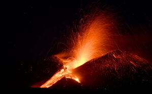 Etna: spettacolare fontana di lava dal cratere di Sud-Est
