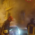 A fuoco un'auto al quartiere Jungi
