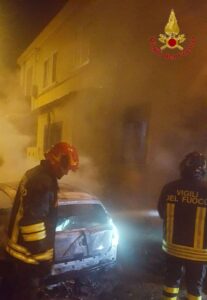 A fuoco un'auto al quartiere Jungi