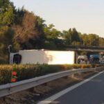 Tir si ribalta in autostrada, blocca le due corsie