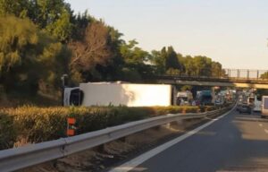 Tir si ribalta in autostrada, blocca le due corsie